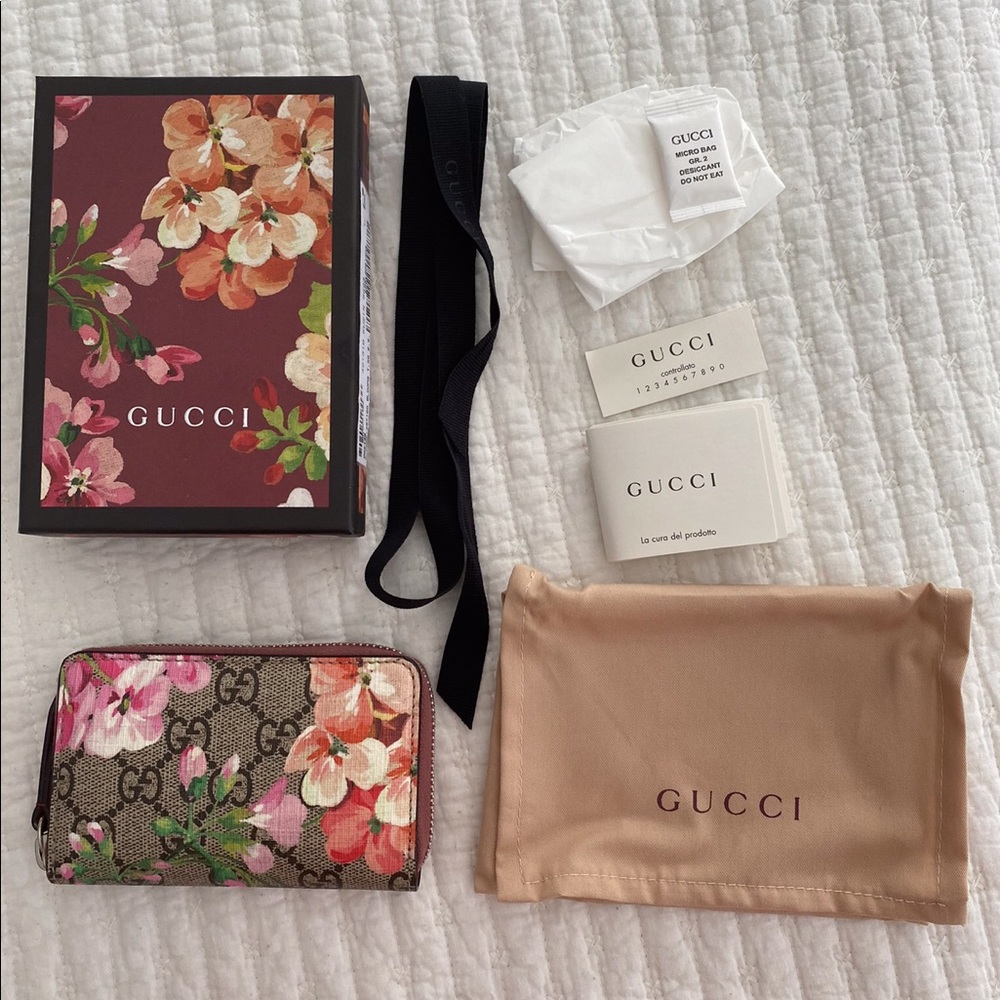 Gucci GG Supreme Bloom Zip Card Case - like new!